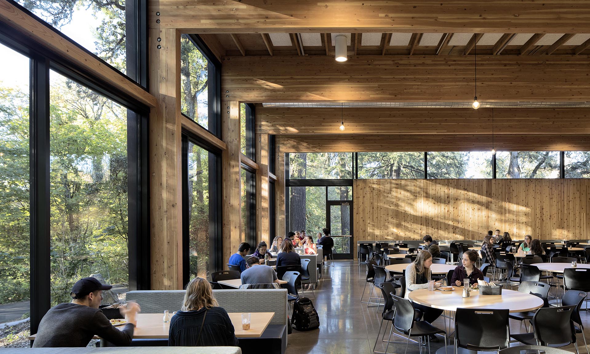 George Fox University Canyon Commons students sitting at tables