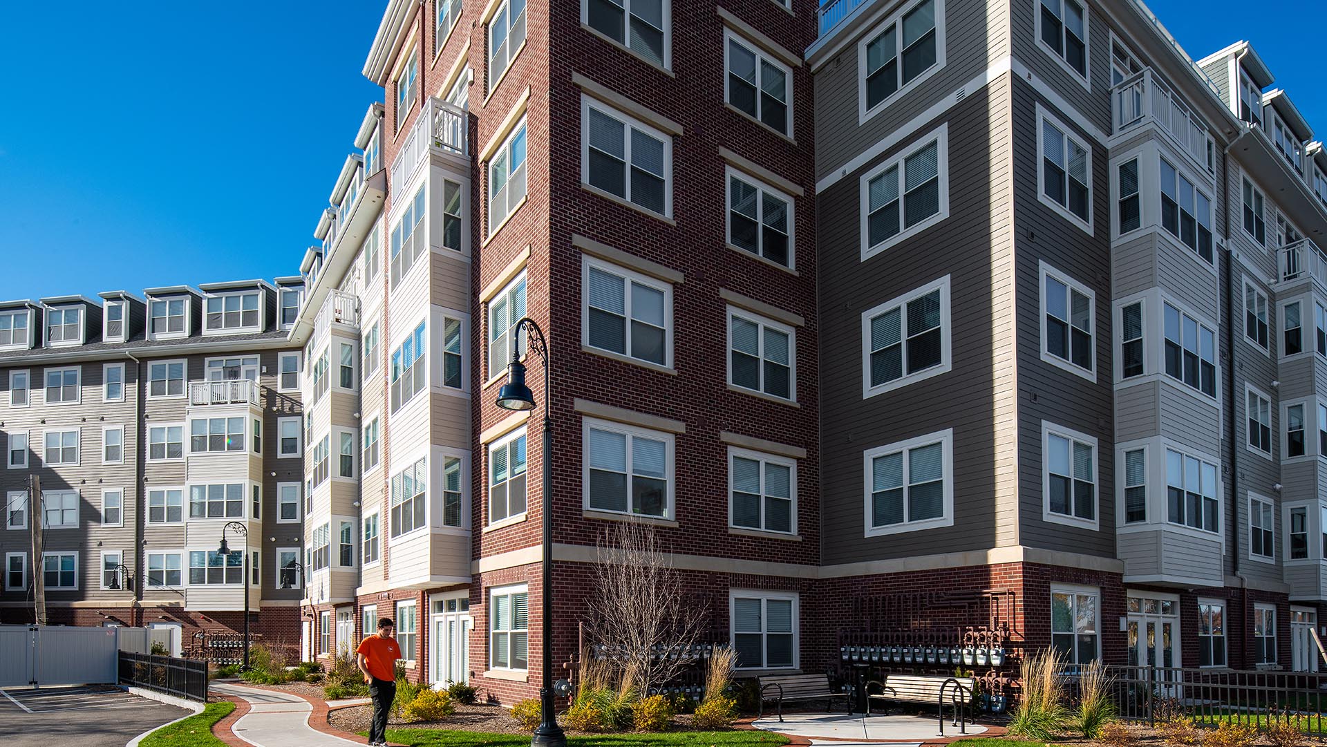 Landing 53 Apartments / Russell Scott Steedle & Capone Architects / photo Greg Folkins